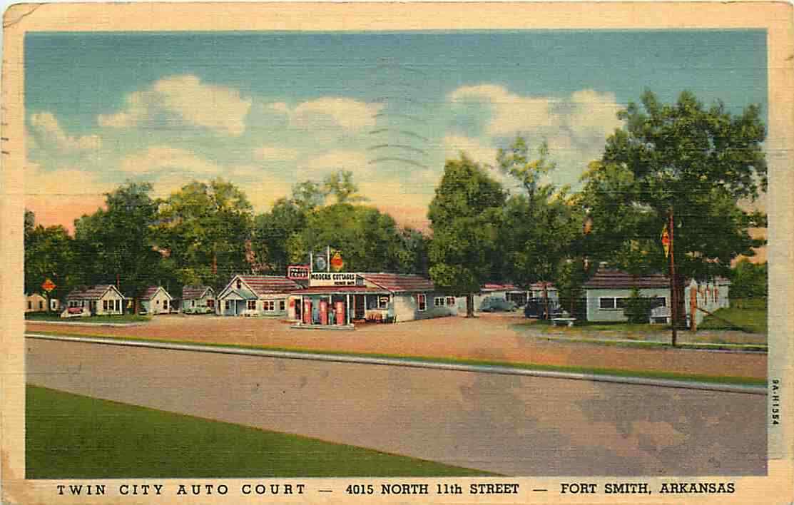 Linen Roadside Postcard Twin City Auto Court & Gas Station, Ft Smith, Arkansas
