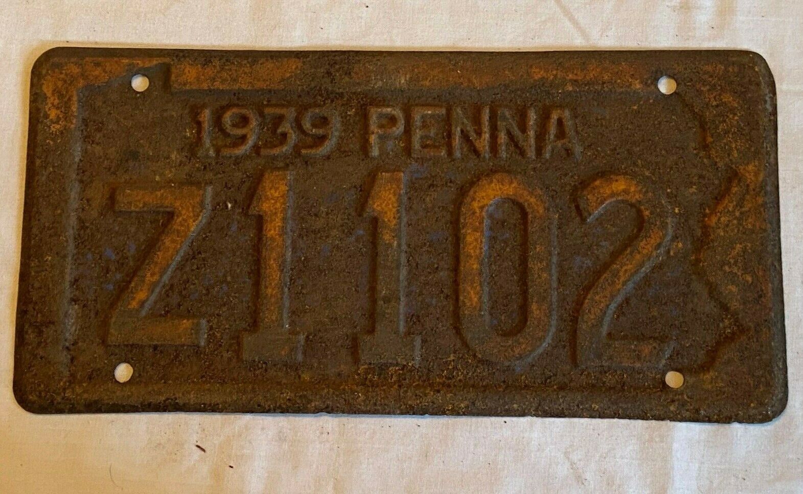 Vintage 1939 Pennsylvania Rusty Enameled Metal Blue on Gold License Plate Z1102